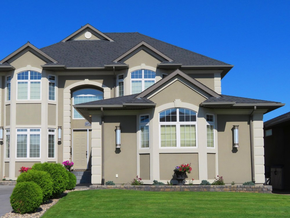 Brantford area home with a manicured lawn